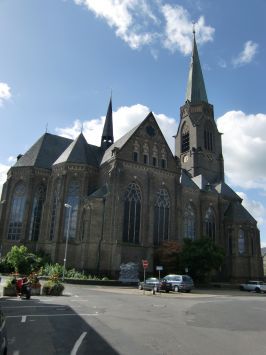 Willich-Anrath : Kirchplatz, die Kath. Kirche St. Johannes überragt in der Ortsmitte